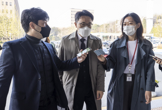 김진욱 고위공직자범죄수사처장이 7일 오전 경기 과천시 정부과천청사 공수처로 출근하고 있다. <연합뉴스>